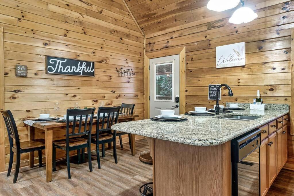 Cabin With New Hot Tub, Near Dollywood .2Bd.2Ba.Sleeps6.Bbq سيفيرفيل المظهر الخارجي الصورة