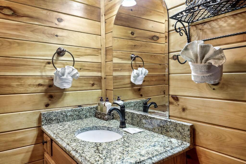 Cabin With New Hot Tub, Near Dollywood .2Bd.2Ba.Sleeps6.Bbq سيفيرفيل المظهر الخارجي الصورة